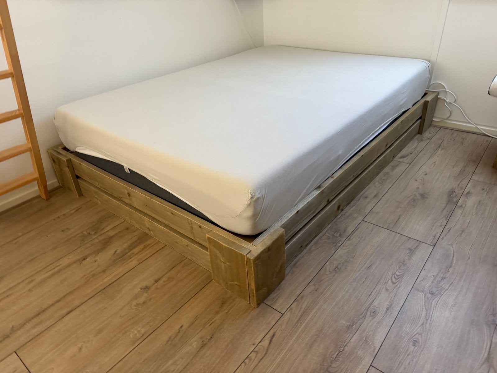 Mooi bed 140 - 200 met goed Emma matras, Huis en Inrichting, Slaapkamer | Bedden, Zo goed als nieuw, Tweepersoons, 140 cm, 200 cm