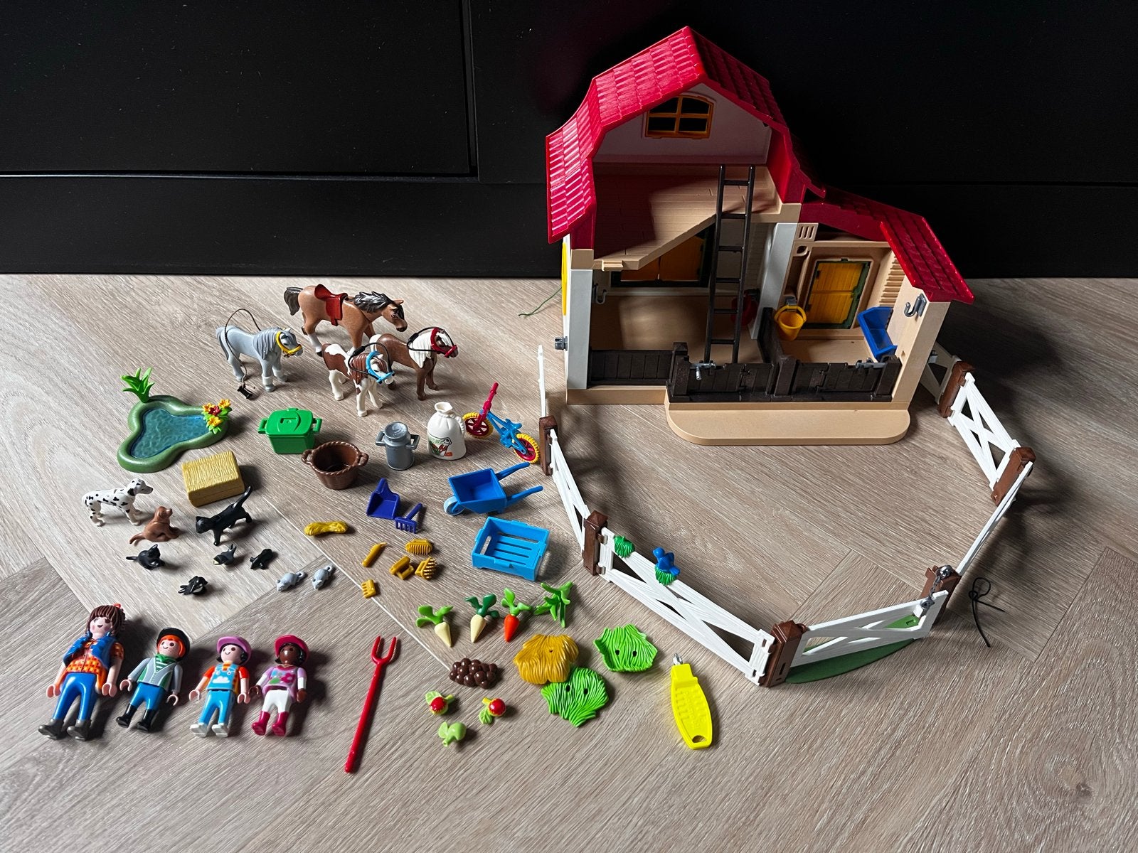 Playmobil 6827 Boerderij manege en Figuren, Gebouw, Complete set, Ophalen of Verzenden, Zo goed als nieuw