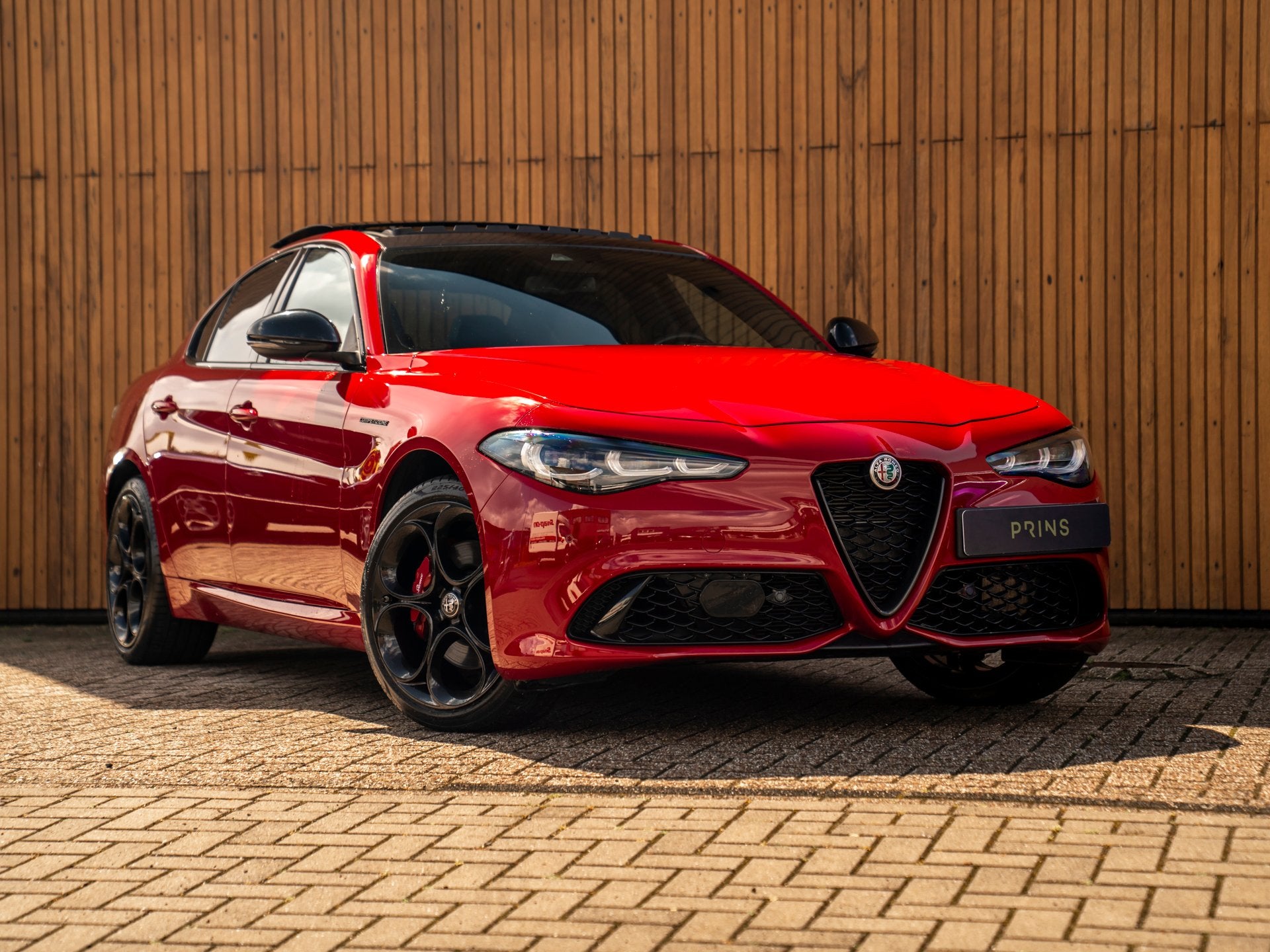 Alfa Romeo Giulia 2.0T GME AWD Competizione 280pk | Pano-dak, Zwart, 4 cilinders, Bedrijf, Vierwielaandrijving