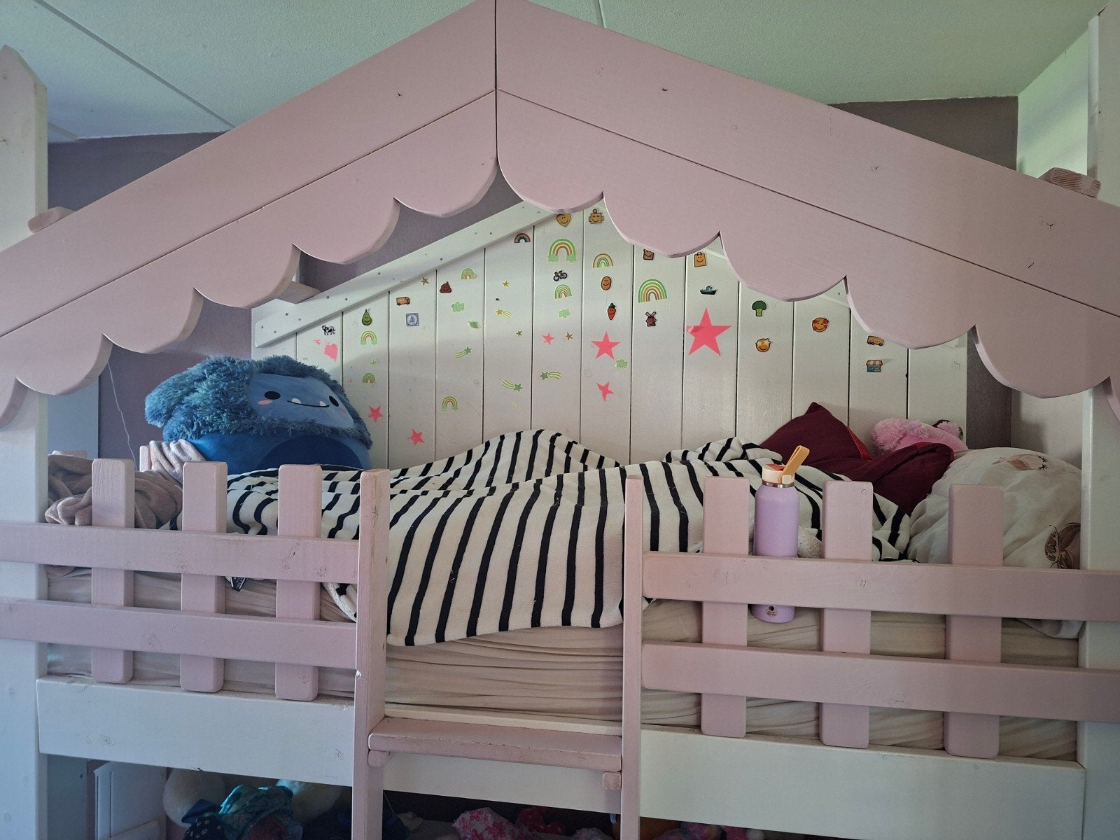 Leuk roze stapelbed met huisjesdesign, Huis en Inrichting, Ophalen, Gebruikt, 90 cm, 160 tot 180 cm