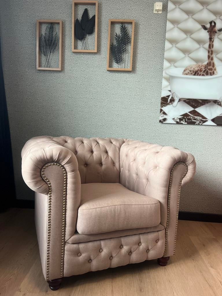 Nieuwe Chesterfield Brighton Stoffen Fauteuil – Tijdloos!, Huis en Inrichting, Fauteuils, Chesterfield, Nieuw, 75 tot 100 cm, Ophalen of Verzenden