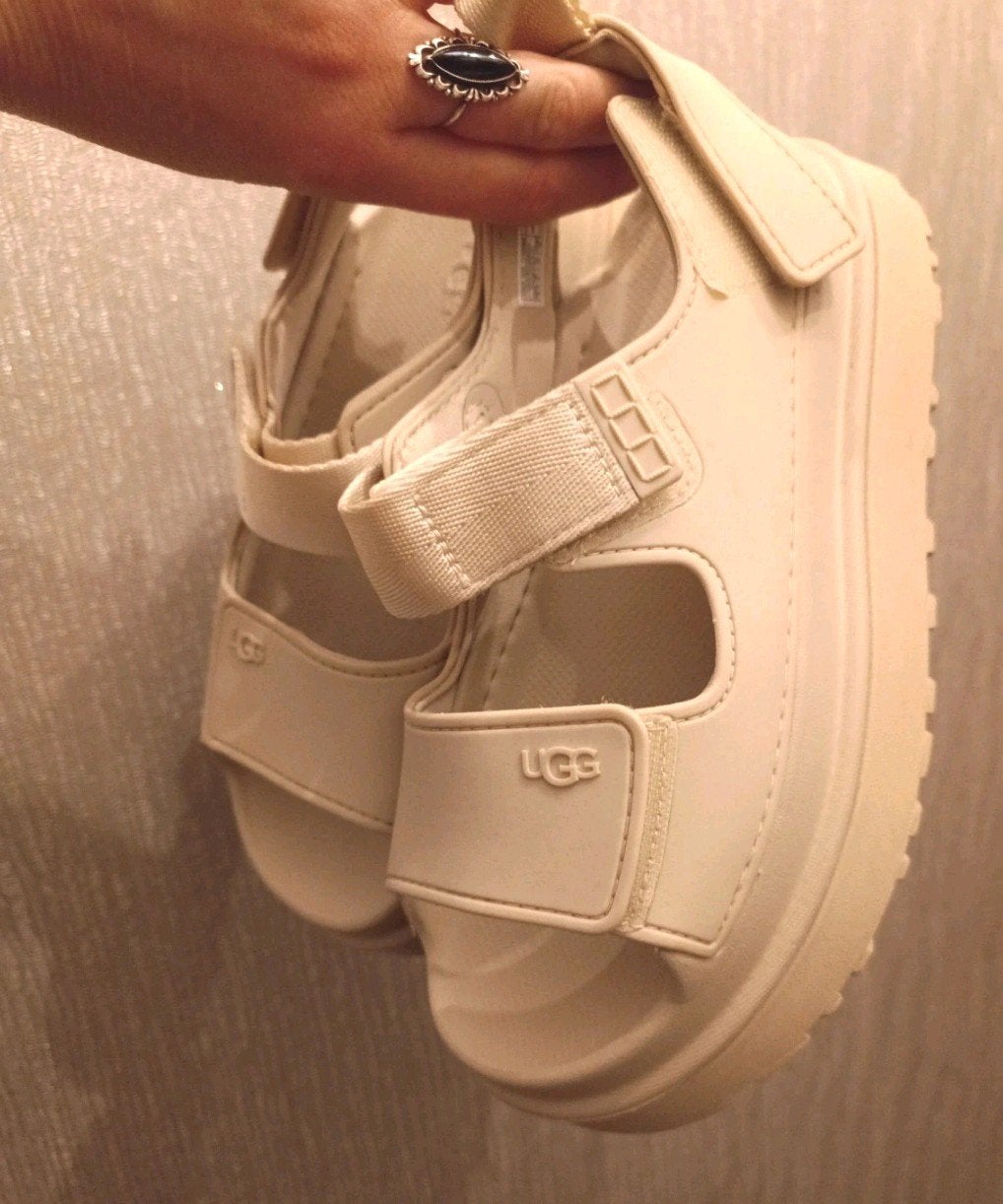 UGG GoldenGlow Sandalen – Sea Salt Beige – ZGAN! -37, UGG, Beige, Zo goed als nieuw, Sandalen of Muiltjes