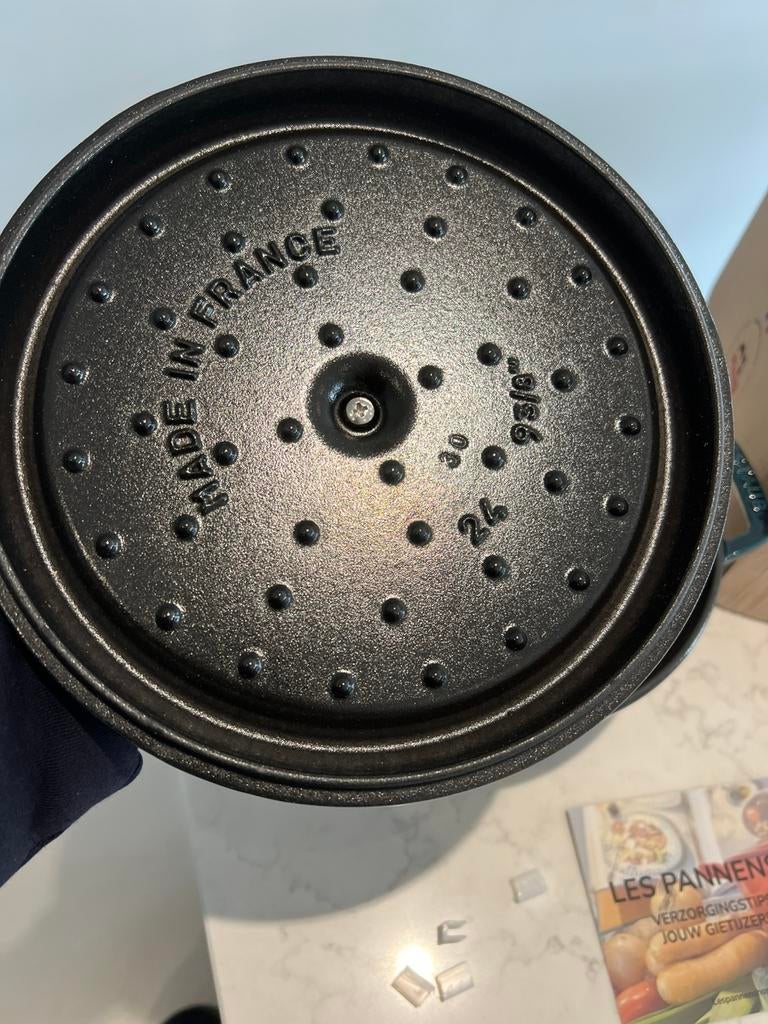 Staub La Cocotte 24 cm La Mer nieuw, Gietijzer, Nieuw, Ophalen of Verzenden, Staub