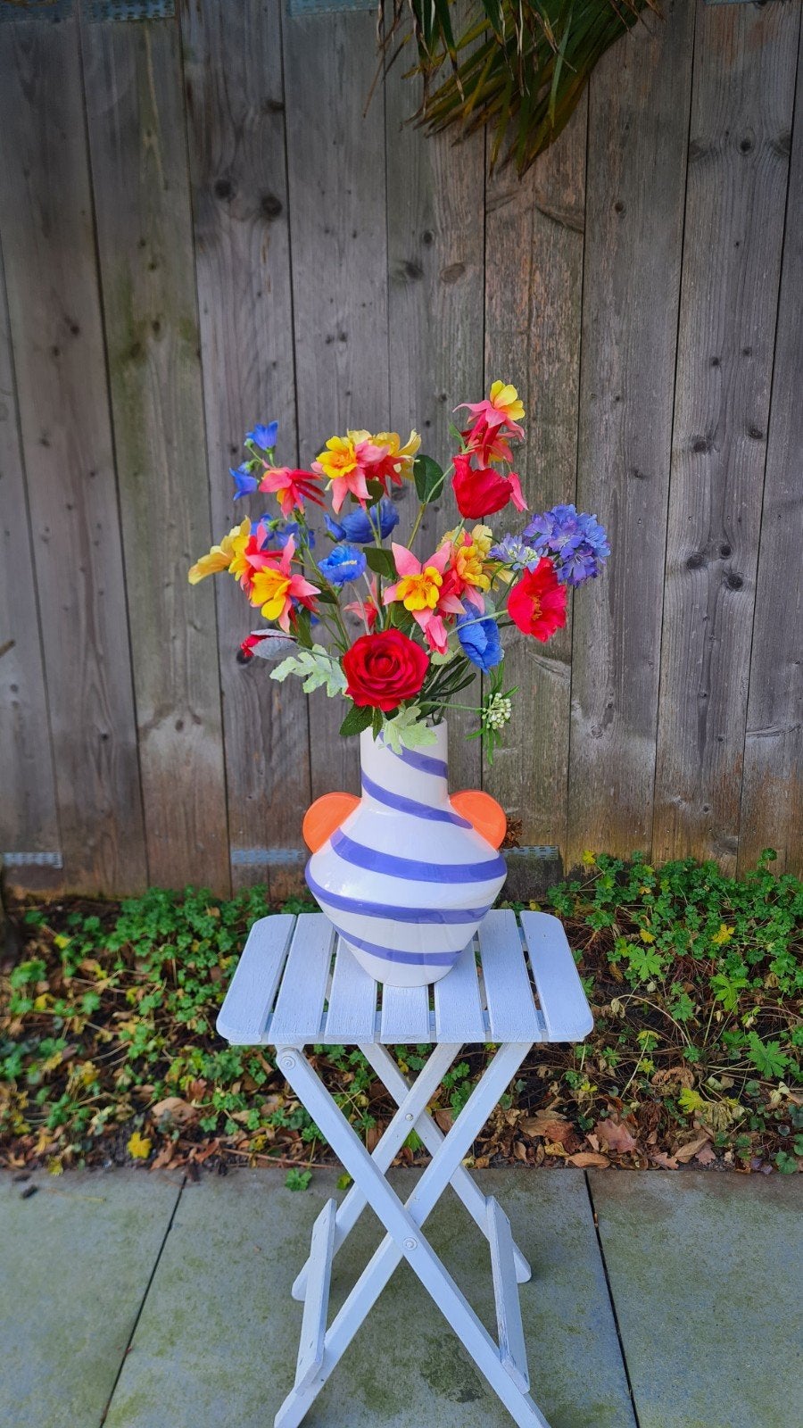 Vaas met lavendel blauwe strepen en koraal, 28 cm, Wit, Ophalen of Verzenden, Zo goed als nieuw