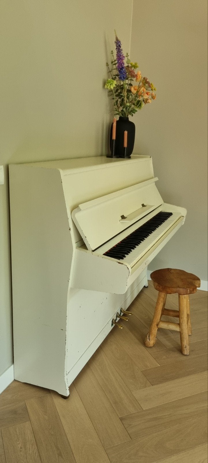 Prima Rösler piano met studiepedaal. bieden vanaf €100,-, Ophalen, Gebruikt, Wit, Piano