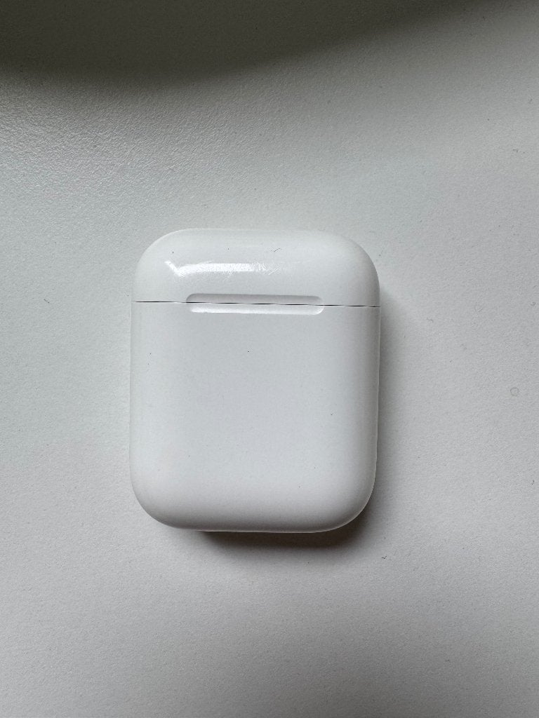 Apple AirPods 2 met case – één oortje defect, Gebruikt, Ophalen of Verzenden, Apple, In oorschelp (earbud)