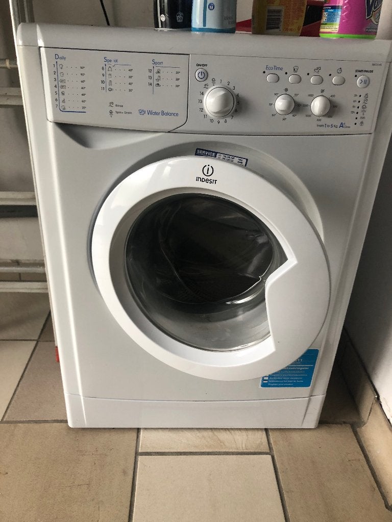 Indesit wasmachine, Witgoed en Apparatuur, Ophalen, 1200 tot 1600 toeren, Energieklasse A of zuiniger, Zo goed als nieuw