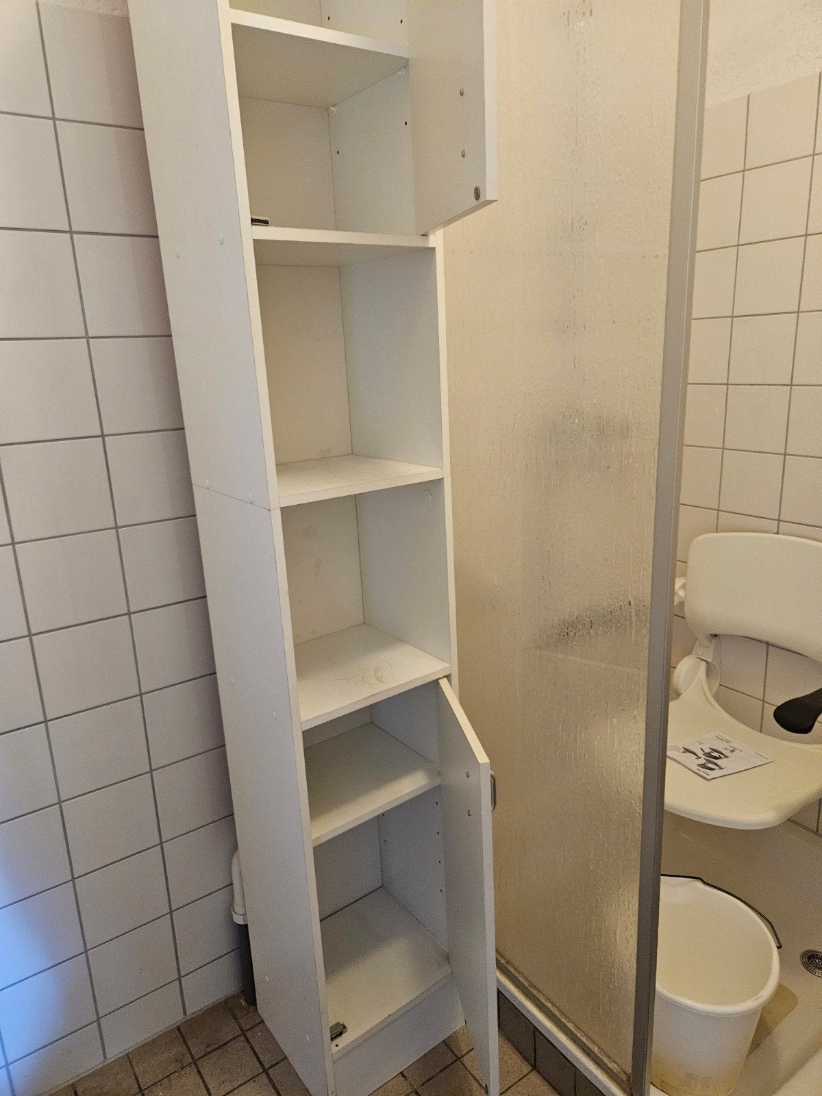 Hoge witte badkamerkast met open vakken en deurtjes, Huis en Inrichting, Badkamer | Badkamermeubels, Ophalen, (Half)hoge kast