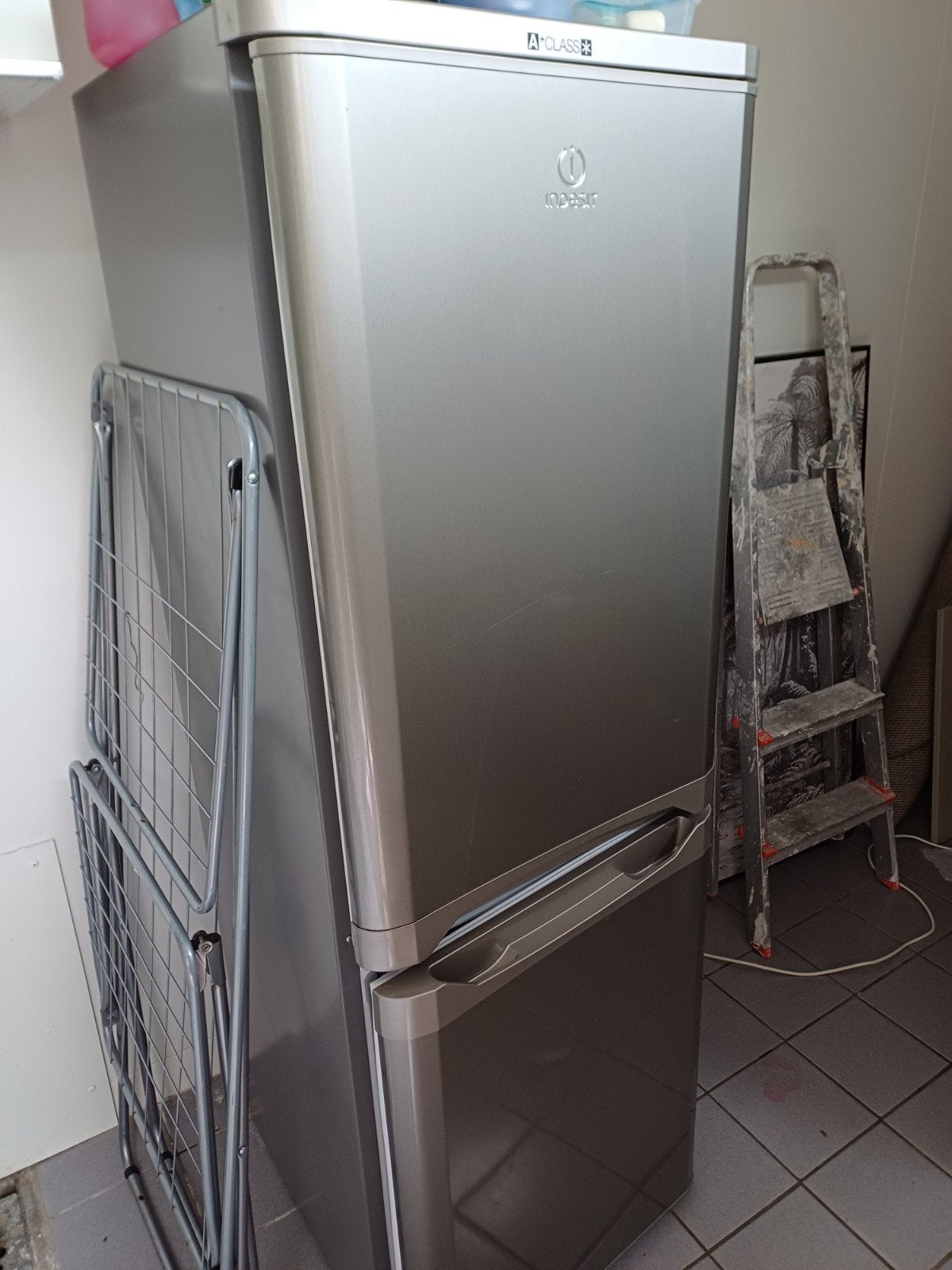 Indesit Koel-vriescombinatie, Ophalen, 150 tot 200 liter, Met aparte vriezer, 160 cm of meer