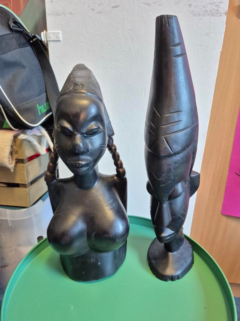 Twee Afrikaanse beelden, Ophalen