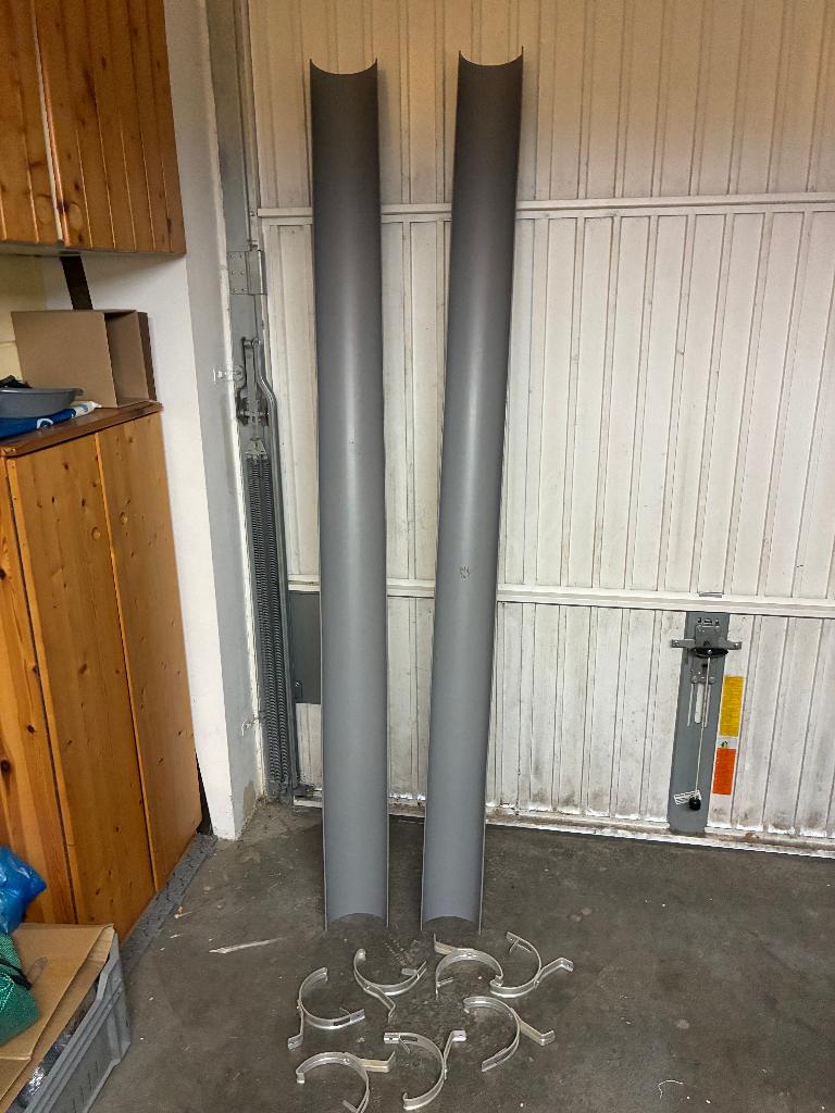 2 mastgoten, 2 meter lang, 150mm, pvc grijs + muurbeugels, Ophalen, Pvc, 2 tot 4 meter, Zo goed als nieuw