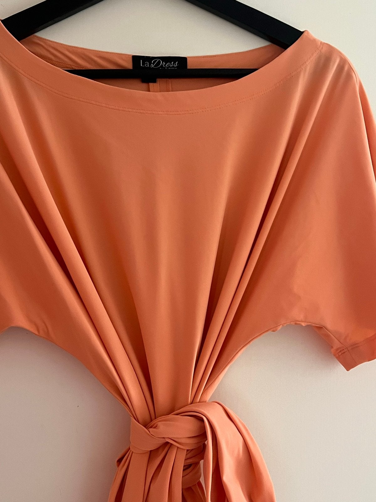 LaDress Jurk Aretha in zacht Oranje mt S, Oranje, Ophalen of Verzenden, Zo goed als nieuw, Knielengte