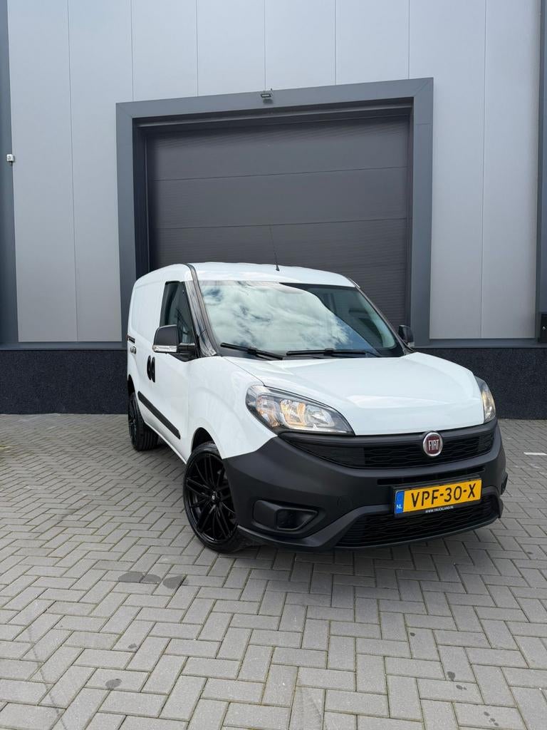 Fiat Doblo Cargo 1.6 Multijet Euro 6, Auto's, Bestelauto's, Voorwielaandrijving, Apple Carplay, Stof, 4 cilinders