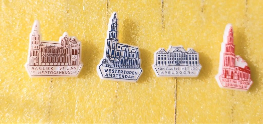 4 plastic speldjes van gebouwen., Verzamelen, Speldjes, Pins en Buttons, Ophalen of Verzenden, Gebruikt, Overige onderwerpen