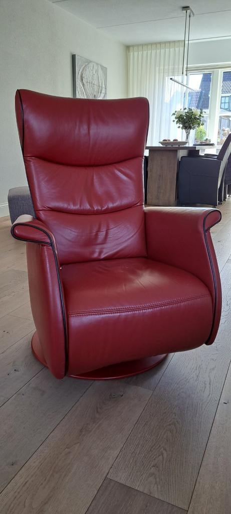 Prominent rode leren relaxstoel, laag model, Huis en Inrichting, Stoelen, Ophalen, Leer, Zo goed als nieuw, Eén