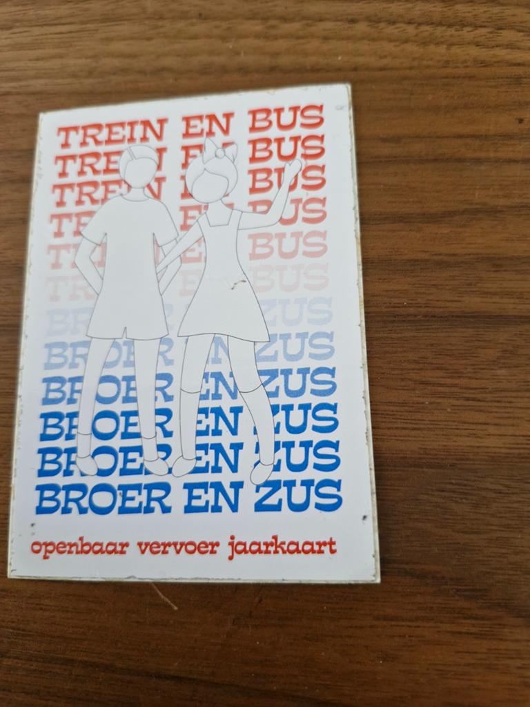 8180 Vintage sticker: Trein en Bus Broer en Zus jaarkaart, Verzamelen, Stickers, Gebruikt, Overige typen, Ophalen of Verzenden