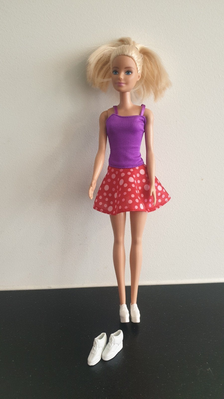 Barbie met paars-rode jurk en witte plateau sneakers, Ophalen, Zo goed als nieuw, Barbie