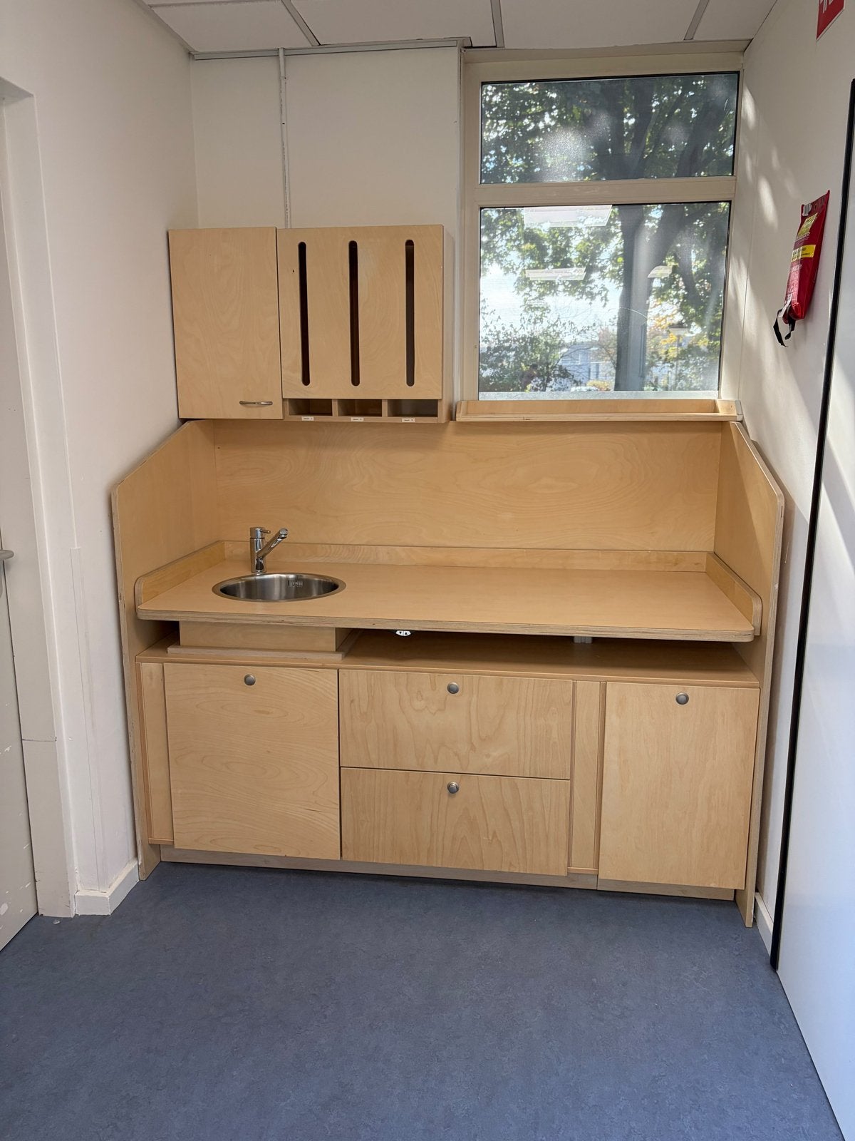 Foto 3 van In hoogte verstelbare commode met kraan, trapje en luierkast