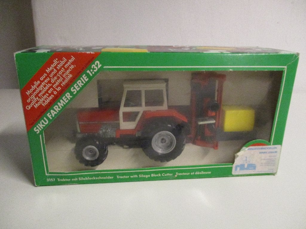 Siku Massey Ferguson 3050A met kuilvoersnijder, Hobby en Vrije tijd, Ophalen of Verzenden, Zo goed als nieuw, Tractor of Landbouw