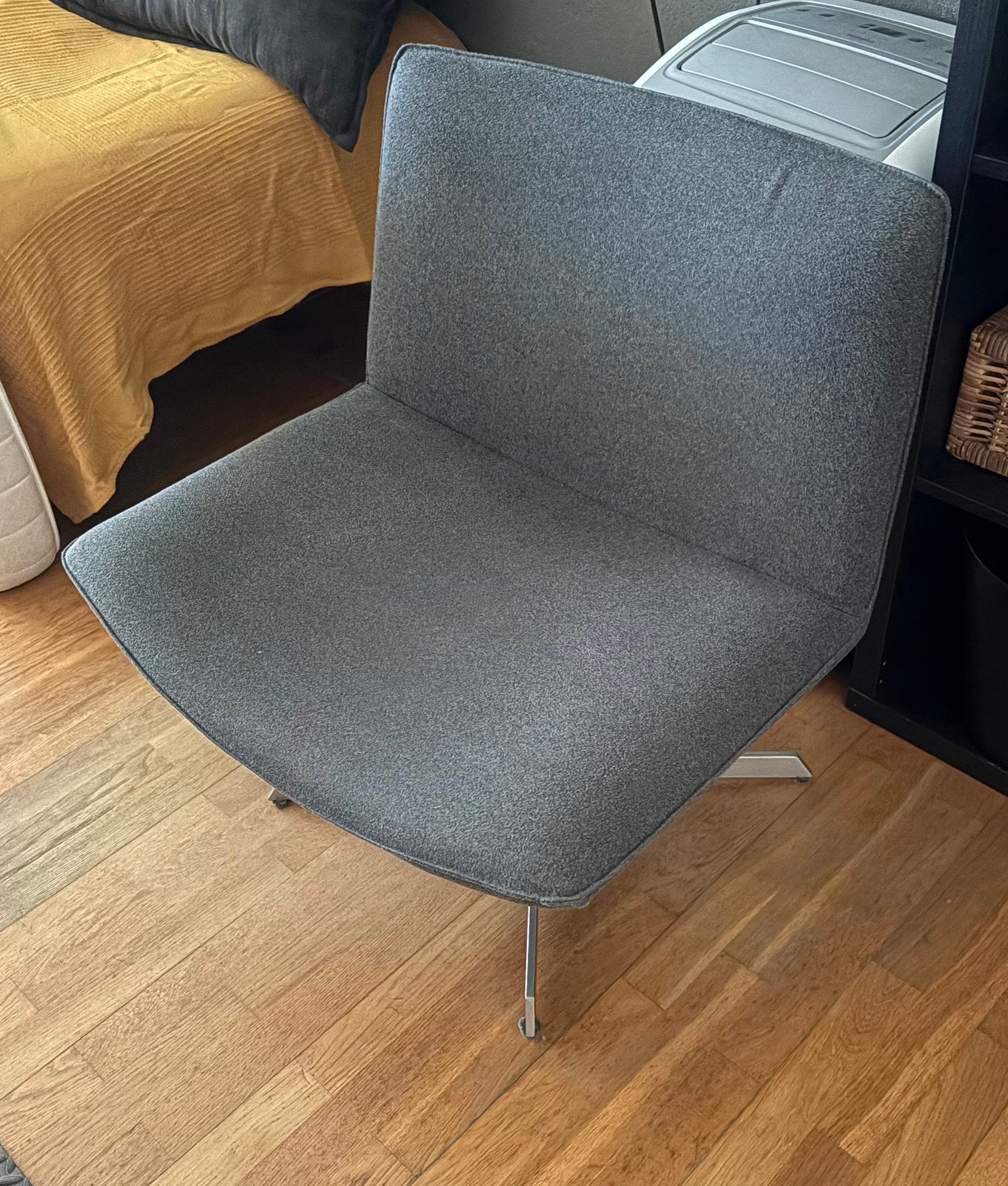 Draaibare grijze fauteuil, Ophalen, Zo goed als nieuw, Minder dan 75 cm, 50 tot 75 cm