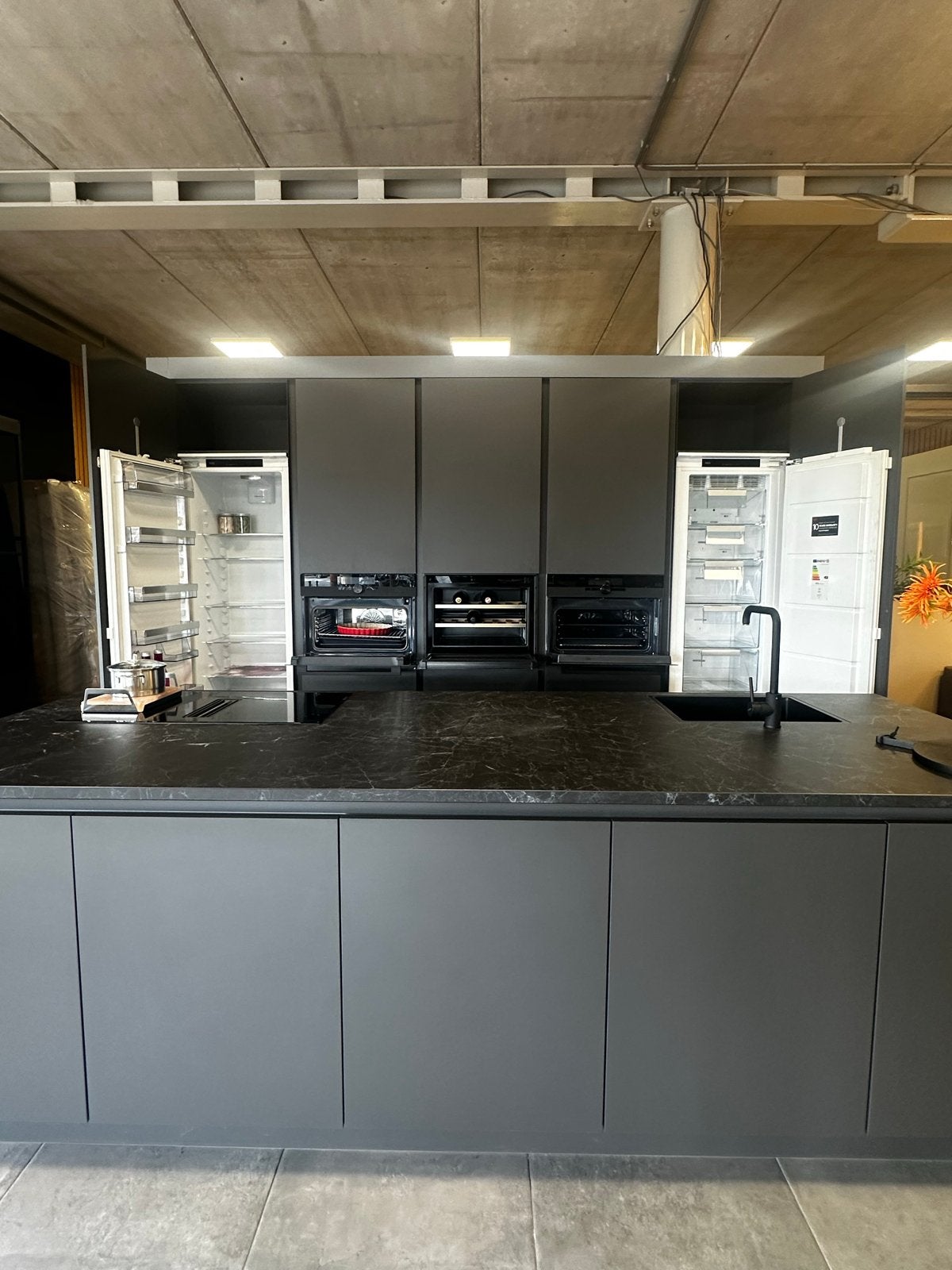 Moderne keuken met kookeiland en hoge kastenwand, Ophalen, Gebruikt, Overige typen, Graniet of Steen