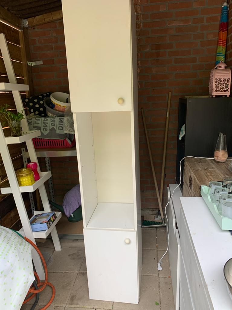 Smalle witte kast met deuren en open vakken gebruikt, Ophalen, Gebruikt