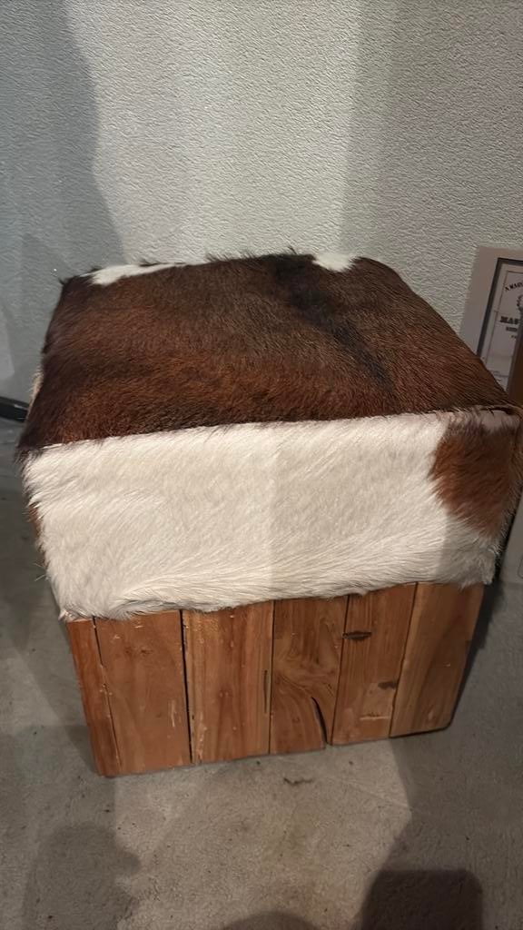 Unieke Poef van Hout en Koeienhuid, Huis en Inrichting, Banken | Voetenbanken en Poefen, Ophalen, Minder dan 50 cm, Gebruikt, Vierkant