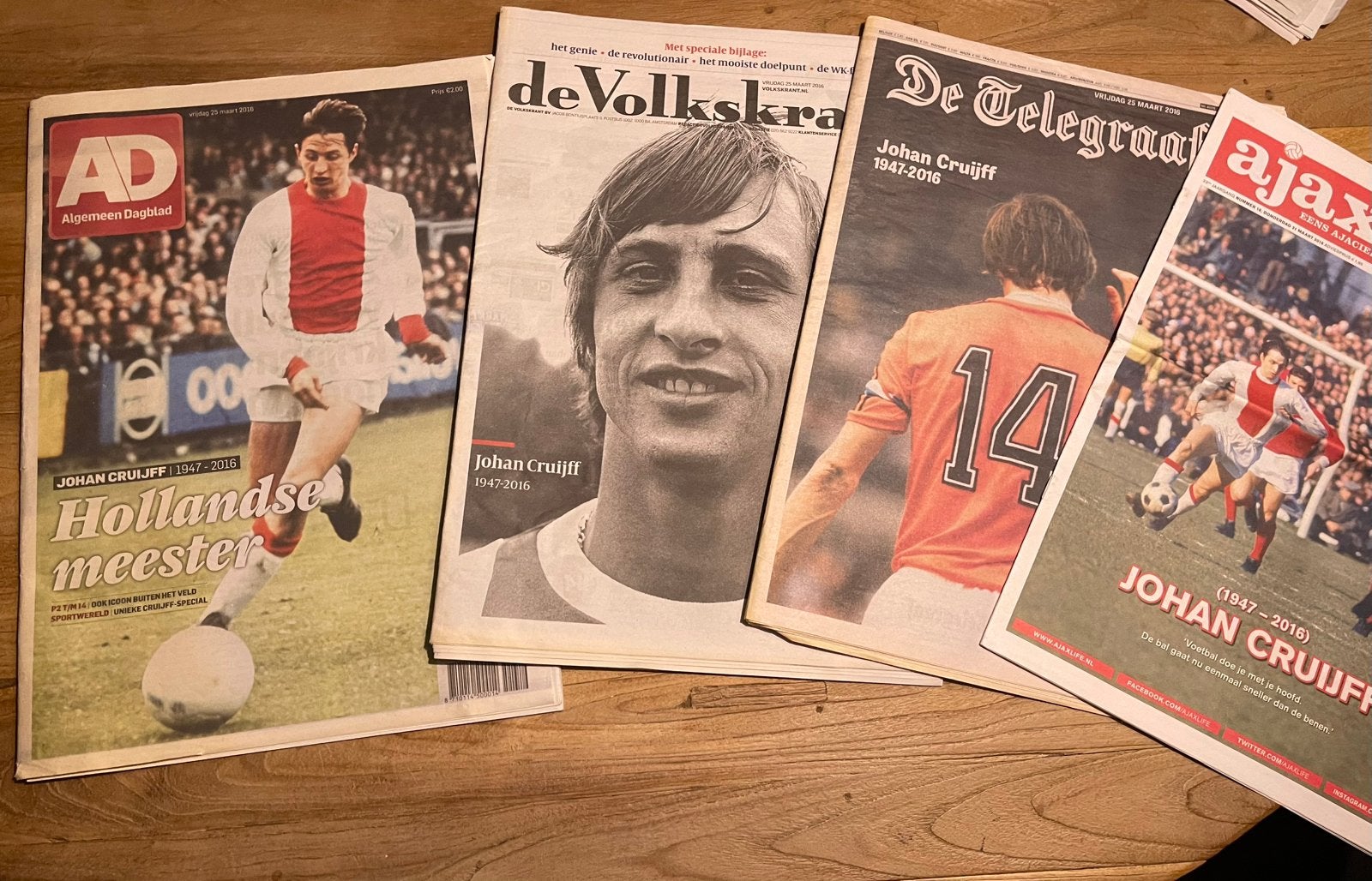 4 Historische kranten - Overlijden Johan Cruijff maart 2016, Verzamelen, Sportartikelen en Voetbal, Ophalen of Verzenden, Ajax
