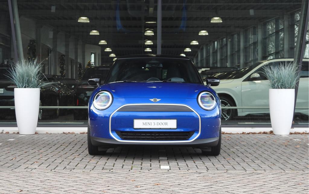 MINI Hatchback Cooper E / Favoured / Pakket M / 18 inch Slid, Auto's, Mini, Gebruikt, Met garantie (alle), 184 pk, Blauw