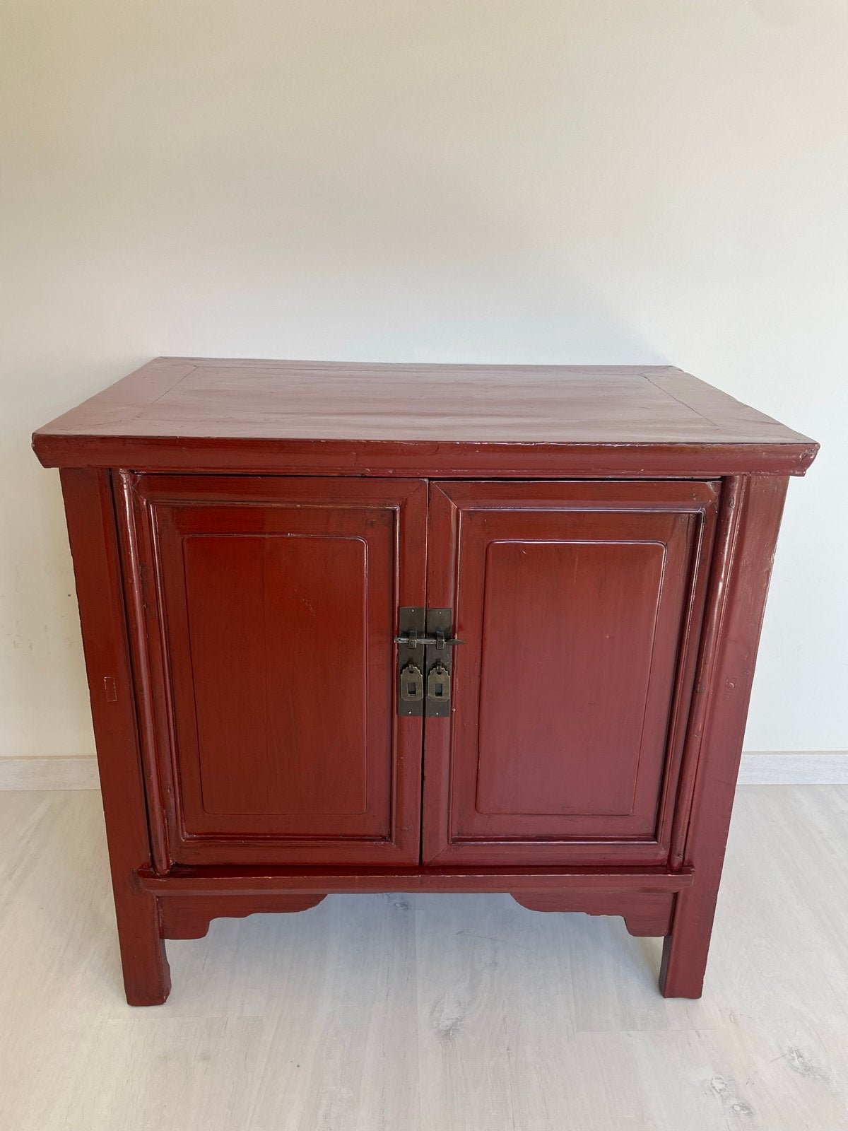 Oosterse Chinese kast - Rood klein dressoir/ gangkastje, Huis en Inrichting, Kasten | Dressoirs, Ophalen, Gebruikt, 25 tot 50 cm