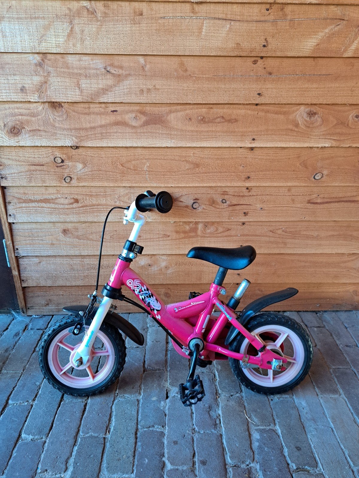 Roze kinderfiets met Cars-thema, 12 inch, Fietsen en Brommers, Fietsen | Kinderfietsjes, Terugtraprem, Gebruikt, Cars, Ophalen of Verzenden