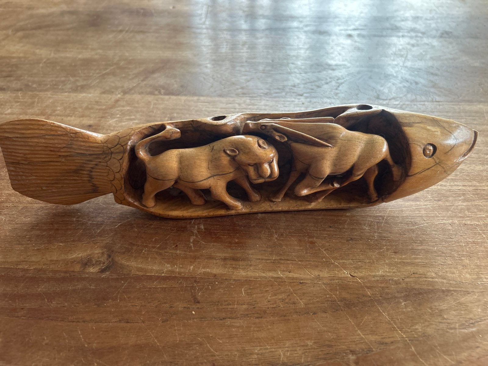 Uniek Houten Beeld: Vis met Leeuw en Buffel, Antiek en Kunst, Kunst | Beelden en Houtsnijwerken, Ophalen of Verzenden, 20 - 50 cm