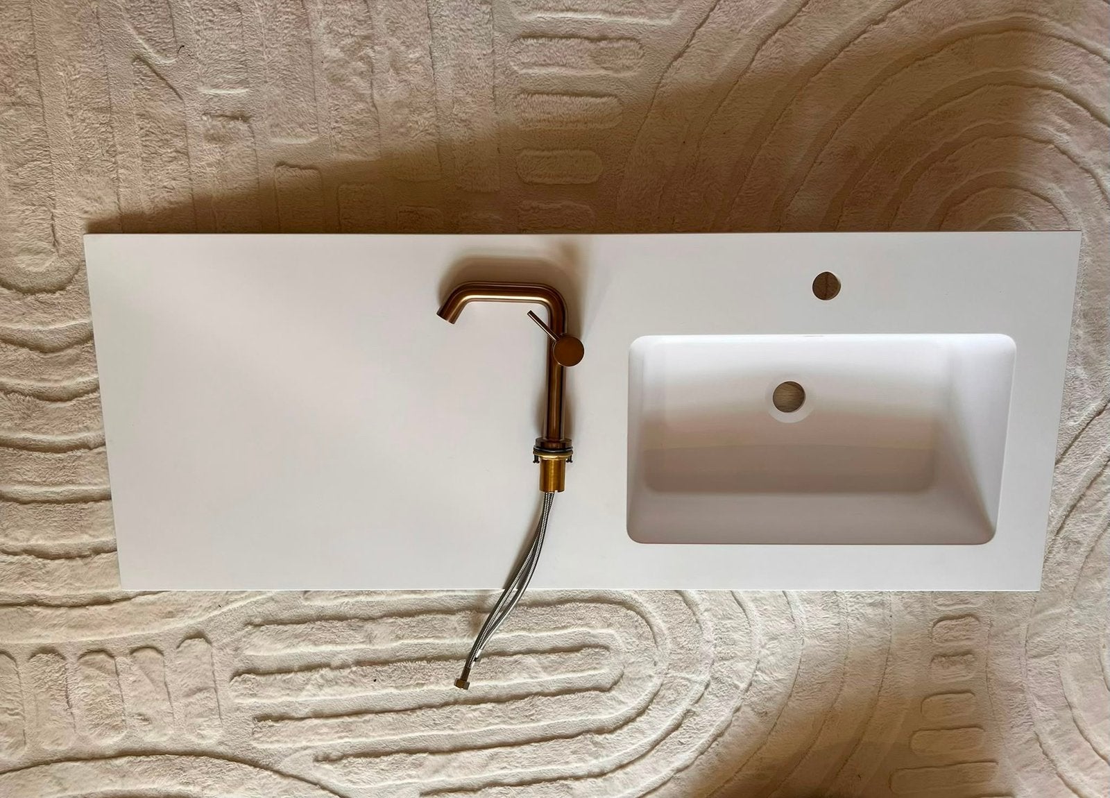 Luxe solid surface wastafelblad inclusief wastafelkraan, Ophalen, Zo goed als nieuw