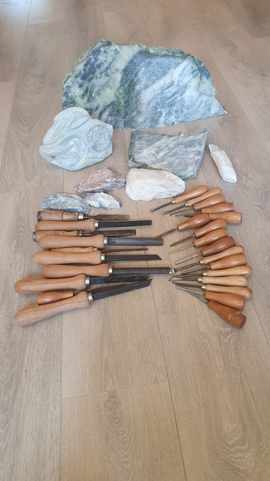 Verschillende maten spekstenen en beitelset., Ophalen