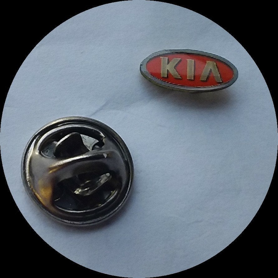 KIA logo pin, rood grijs, Ophalen of Verzenden, Zo goed als nieuw, Transport, Speldje of Pin