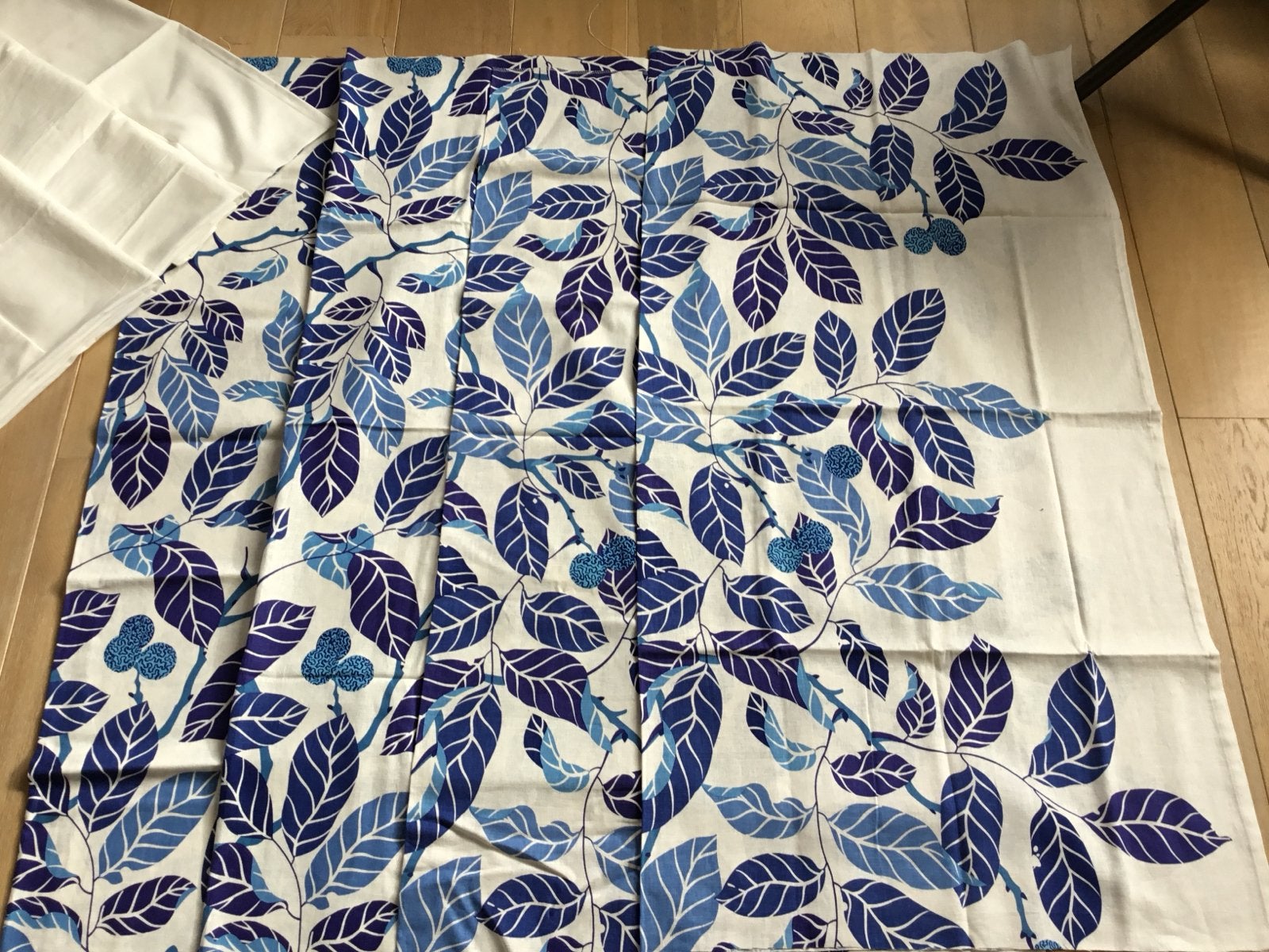 4 banen stof met blauw bladmotief - 1.37m x 1.50m met voerin, Ophalen, Zo goed als nieuw, Blauw, Overgordijn