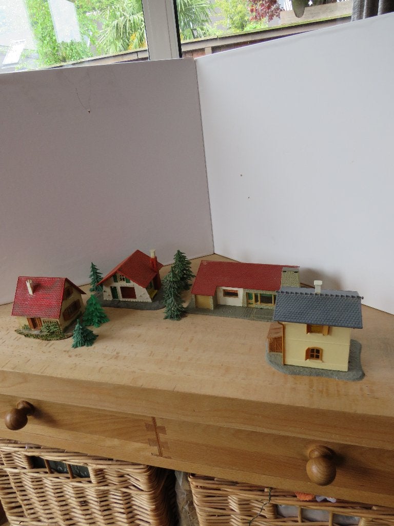 Modeltreinbaan huizen en bomen HO - Goede staat, Overige merken, Gelijkstroom of Wisselstroom, Brug, Tunnel of Gebouw, Ophalen of Verzenden