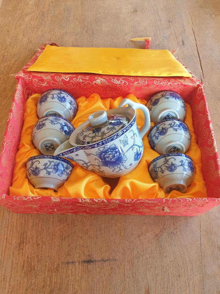 Chinees theeservies in rode zijden geschenkdoos, Keramiek, Ophalen of Verzenden, Zo goed als nieuw, Overige stijlen