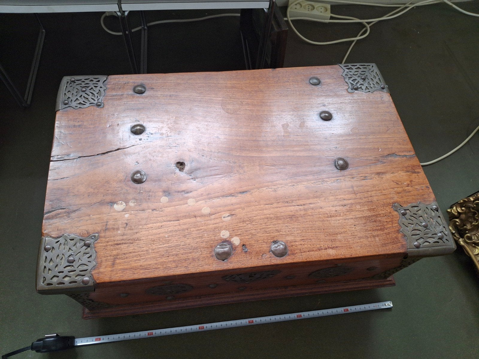 Antieke houten kist met metalen beslag en decoratie, Antiek en Kunst, Ophalen