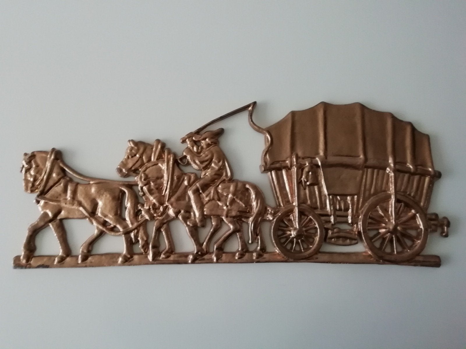 Grote messing kleur zwaar metalen koets wanddeco, Ophalen of Verzenden