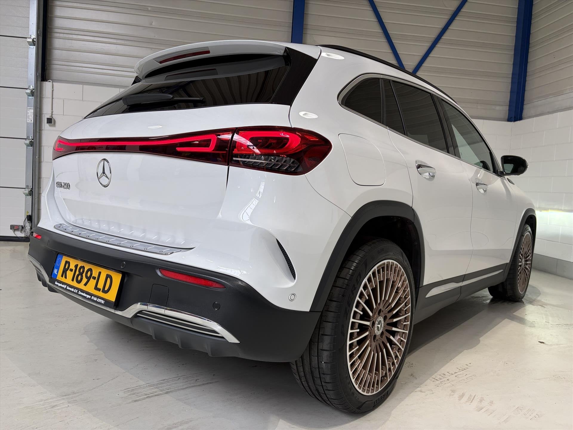 Mercedes EQA 250 190pk Edition 1, AMG Line, Pano, Burmester, 1940 kg, Gebruikt, 435 min, Wit