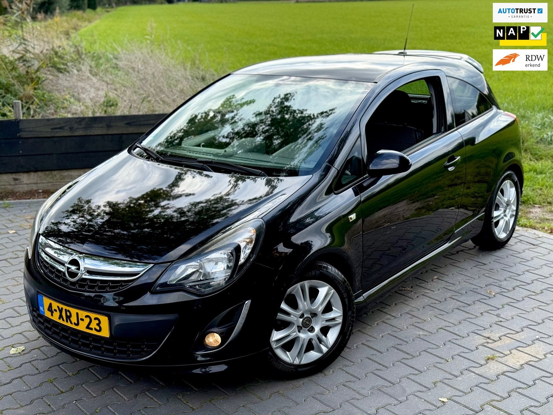 Opel Corsa 1.2-16V BlitZ Stoel-&Stuurverwarming Dealer onder, Auto's, Voorwielaandrijving, 4 cilinders, Zwart, Origineel Nederlands