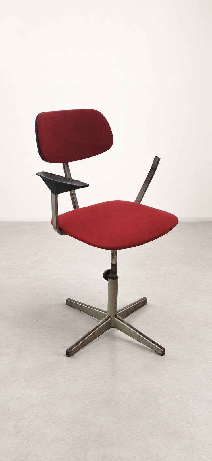 Friso Kramer Ahrend De Cirkel atelierstoel jaren 60, Zwart, Ophalen of Verzenden, Zo goed als nieuw, Metaal