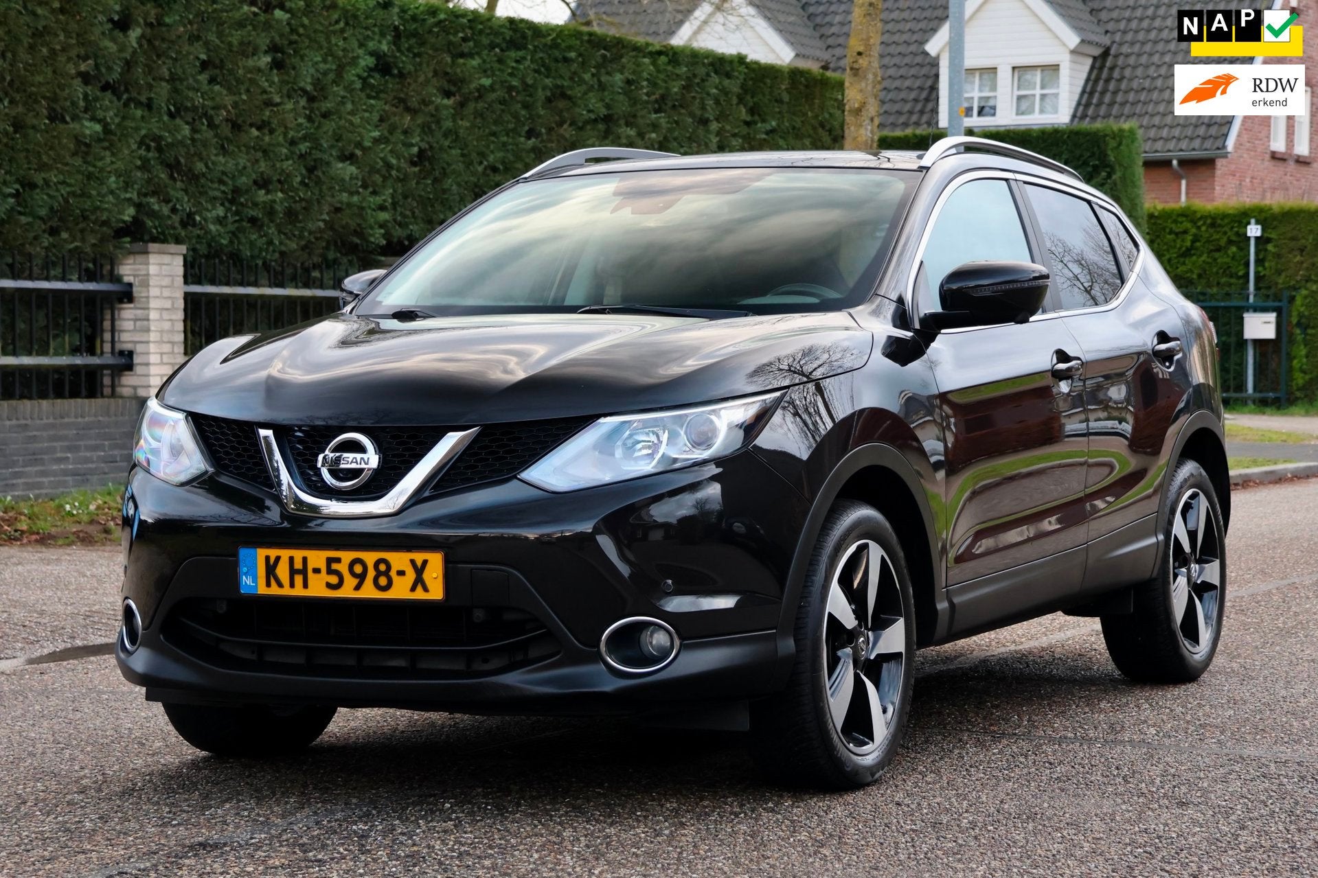 Nissan Qashqai 1.2 N-Connecta | PANO | NAVI | CLIMA | CRUISE, Auto's, Voorwielaandrijving, Gebruikt, Euro 6, 4 cilinders
