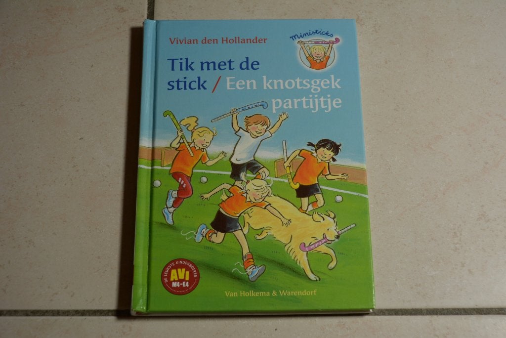 Ministicks Saar Tik met de stick / Een knotsgek partijtje M4, Ophalen of Verzenden, Zo goed als nieuw, Fictie algemeen