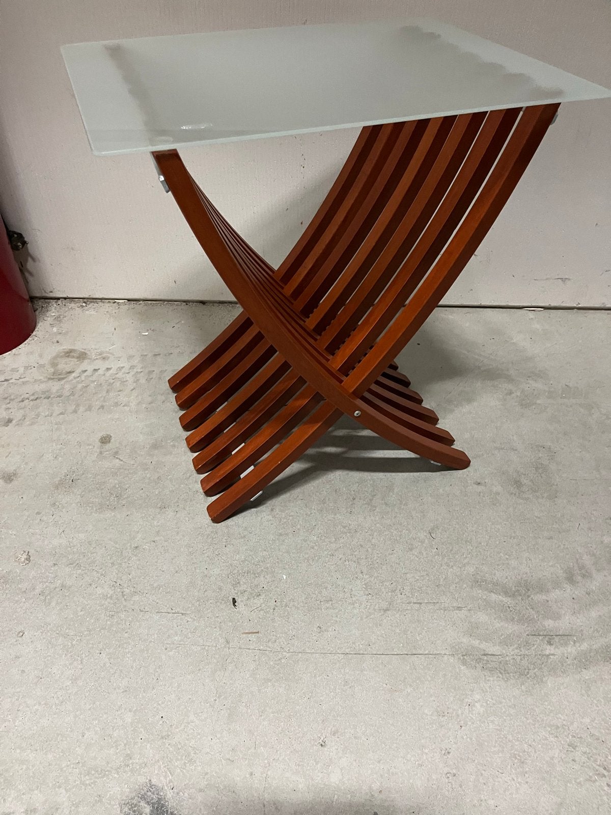 Design kersenhouten bijzettafel met melkglas blad, 55 tot 75 cm, Zo goed als nieuw, Rechthoekig, Hout