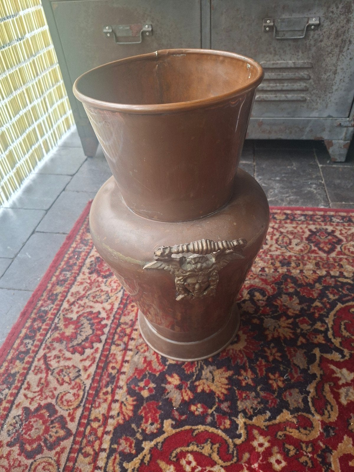 Antieke koperen paraplubak met leeuwenkopdecoratie, Ophalen