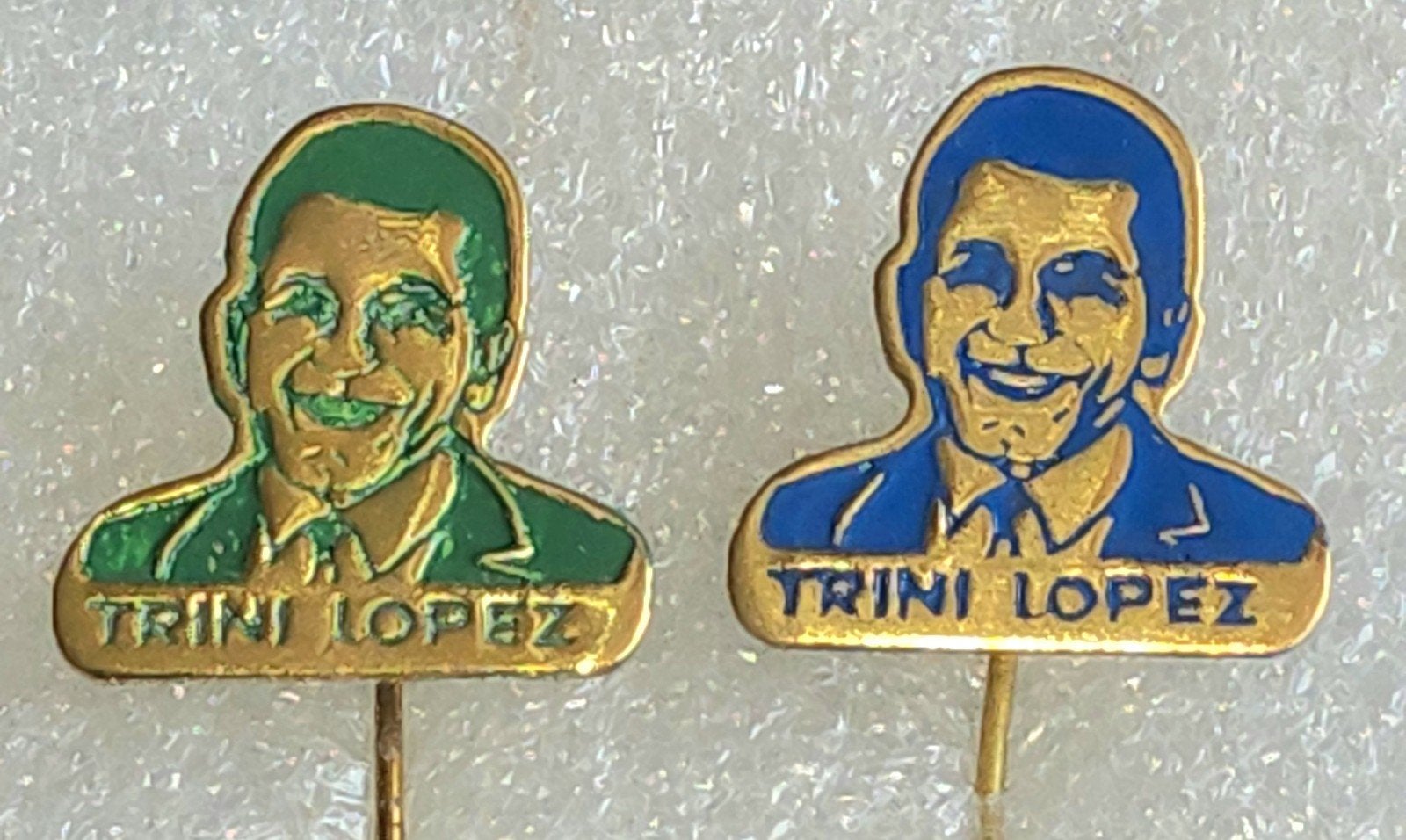 2 Speldjes Trini Lopez - Groen en Blauw, Verzamelen, Ophalen of Verzenden, Gebruikt, Overige onderwerpen, Speldje of Pin