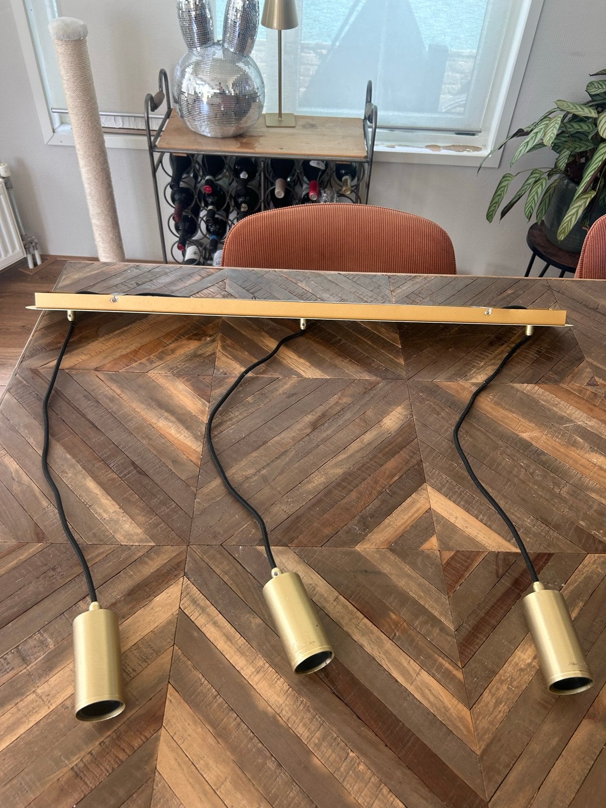 Moderne hanglamp met 3 gouden pendels, Ophalen of Verzenden, Zo goed als nieuw, Metaal, E27 (groot)
