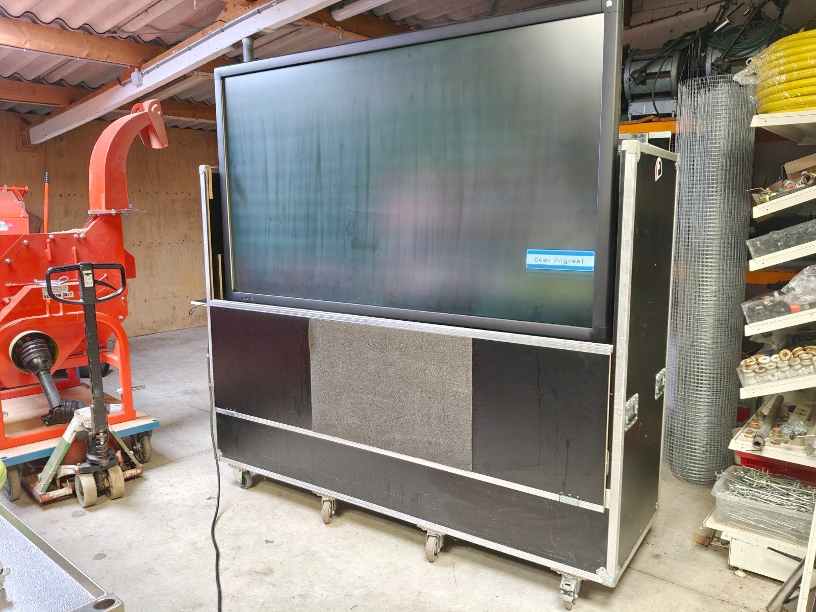 Groot scherm in flightcase met wielen, Ophalen, Gebruikt, Tv en Weergevers